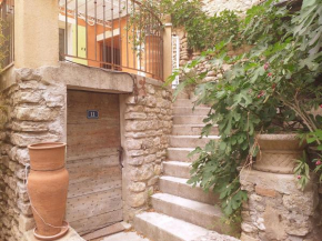 maison au coeur de Fontaine de Vaucluse, nichée sur le rocher et surplombant la sorgue